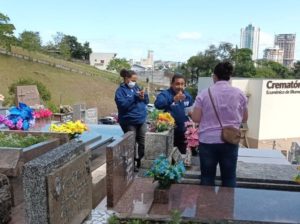 agentes endemias orientam população blumenau em cemitério