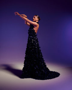 Rafa Kalimann usa vestido exclusivo com mais de 1.600 orquídeas negras em 3D em ensaio fotográfico 240x300 -